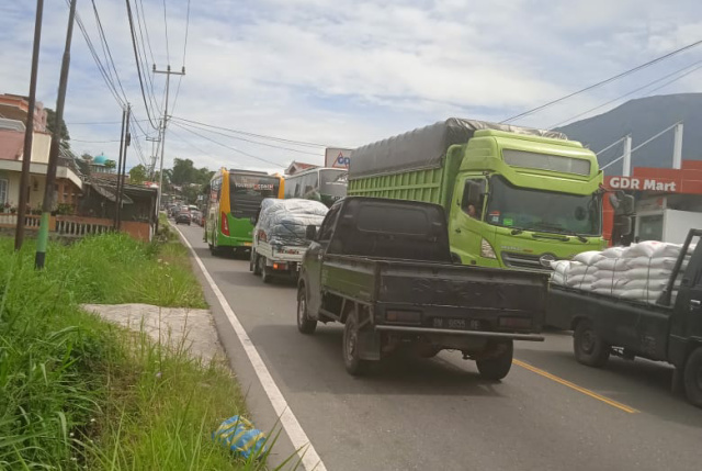 Suasana macet terjadi di jalur Padang Panjang_Bukittinggi, Sabtu kemaren. Sumber kemacetan lantaran adanya truk barang mogok di pendakian tajam Pasa Rabaa.
