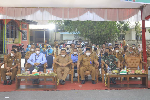 Kacab Bank Nagari Lubuk Sikaping, Henry Suhairi (kemeja biru muda) saat hadiri Pamera Bank Sampah