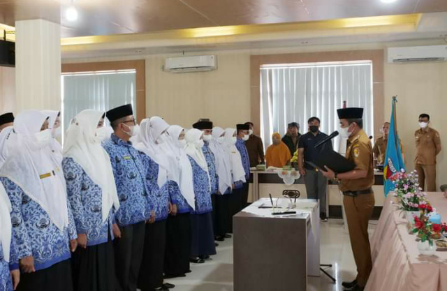 Wakil Wali Kota Solok Ramadhani Kirana Putra melantik dan mengambil sumpah jabatan 29 orang Kepala Sekolah se-Kota Solok