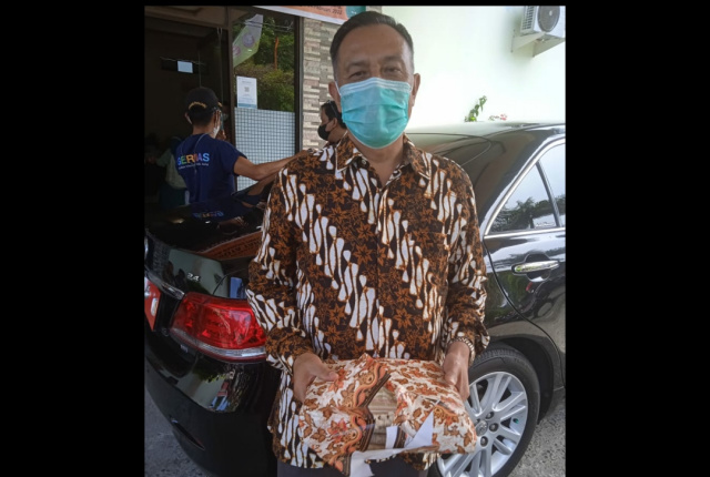 Drs Febrianus usai Terima bingkisan pada RAT KPN Syariah Balai Kota Padang Panjang, Kamis (24/2/22).