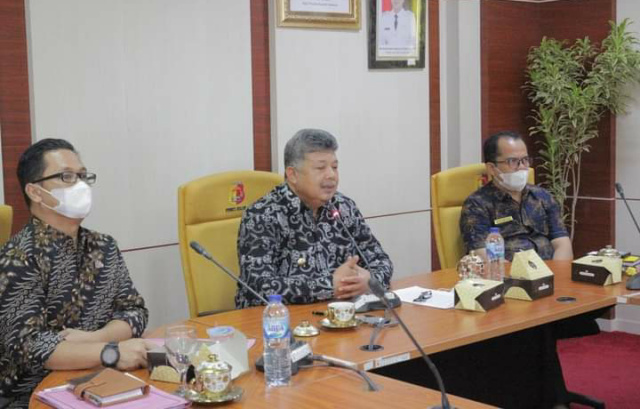 Wali Kota Solok Zul Elfian Umar saat mengikuti vicon dengan Lembaga Sociopreneur Indonesia (ID) yang menggelar New Year’s Gathering 2022 secara virtual 