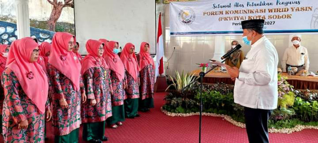 Wali Kota Solok Zul Elfian Umar melantik Kepengurusan Forum Komunikasi Wirid Yasin (FKWIYA) Kota Solok periode 2022-2027