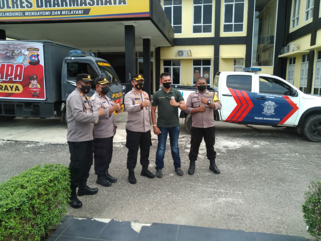 Kapolres Dharmasraya AKBP Nurhadiansyah., S. I. K., bersama pejabat utama lepas keberangkatan anggota dalam Mengantarkan bantuan kemanusiaan untuk korban gempa bumi di Pasaman Barat.