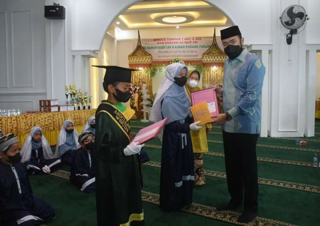Wako Fadly Amran pada kegiatan wisuda tahfiz Alquran murid SD Kauman Muhammadiyah.