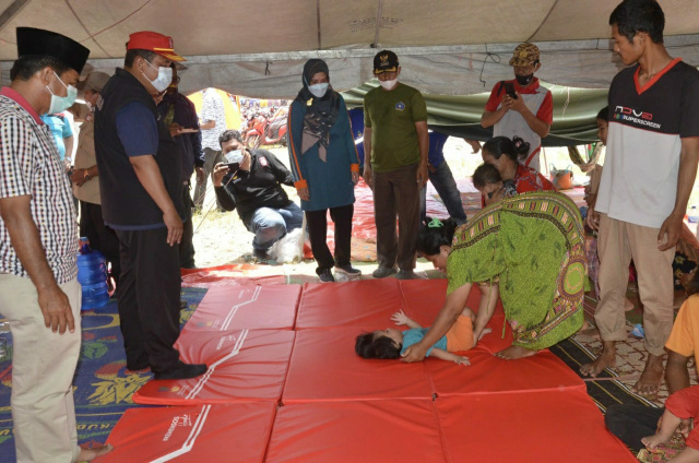 Warga terdampak bencana di tenda pengungsian