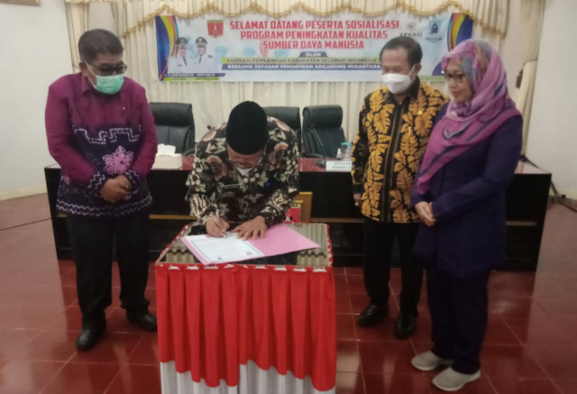 penandatanganan MOU antara Bupati Agam dan Dewan Pembina APKASI.