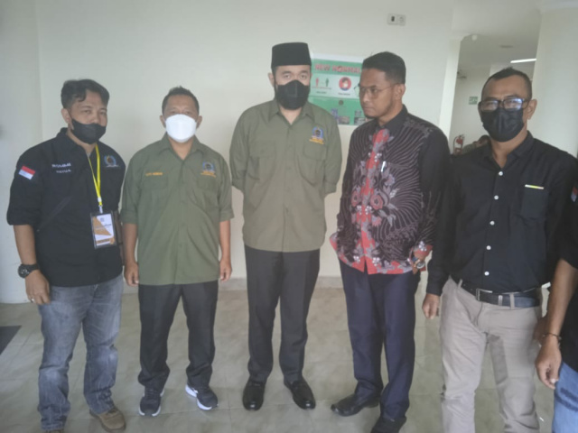 Ketua LPM Kota Padang Panjang Novi Hendri diabadikan bersama Wako Fadly Amran usai pembukaan Mukerda, Selasa (1/3/22) di hotel Rangkayo Basa.