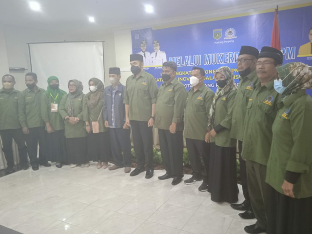 Wako Fadly Amran poto bareng pengurus DPD LPM Kota Padang Panjang usai pembukaan Mukerda, Selasa (1/3/22) di hotel Rangkayo Basa.
