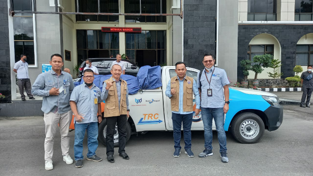 Peduli bencana, saat serahkan bantuan bagi korban bencana gempa