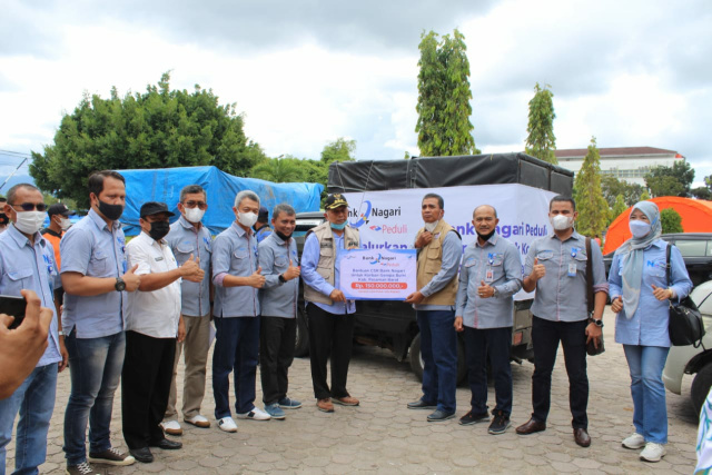 Penyerahan bantuan gempa bumi untuk gempa bumi di Pasaman dan Pasaman Barat yang turut didampingi Zenovia Eka Defrizon (Pemimpin Cabang Tapus periode sebelumnya) 