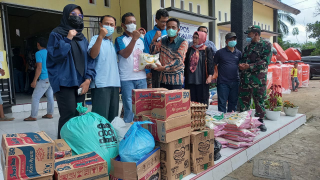 Foto: Sekda Pasaman, Mara Ondak saat terima bantuan dari KB-MA Ranah Minang