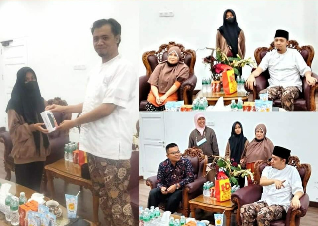 Walikota Bukittinggi, Erman Safar memberikan bantuan berupa satu unit handphone kepada Ayu, salah seorang pelajar SMAN 3 Bukittinggi yang menjadi korban penjambretan
