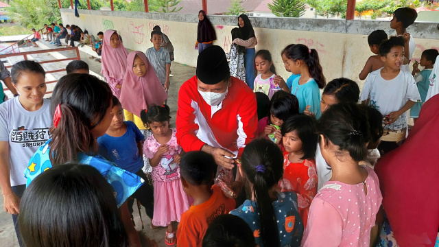 Bupati Kabupaten Limapuluh Kota periode 2016-2021 Irfendi Arbi saat berikan trauma healing kepada anak-anak korban gempa