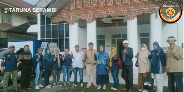 Karang Taruna Kota Padang Panjang, Minggu (6/3/2022) diabadikan sebelum bertolak antar bantuan ke Pasaman