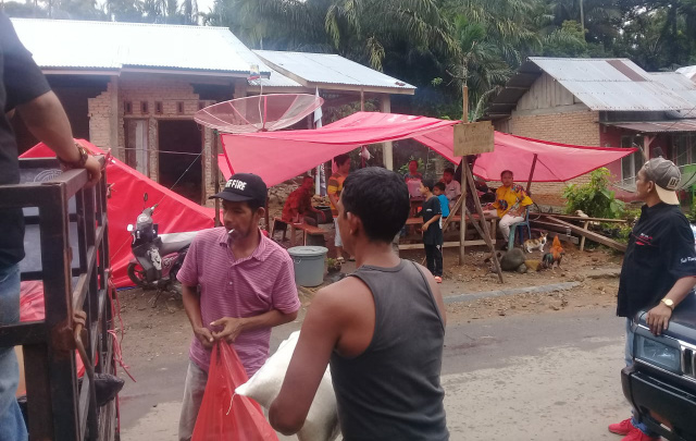 Komunitas Mr. Slow se-Nusantara saat menyerahkan bantuan untuk korban gempa Pasaman, Minggu (6/3/2022) siang.