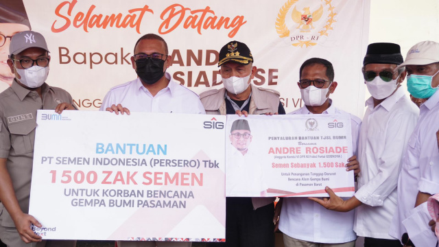 Anggota DPR RI Andre Rosiade (dua dari kiri), Plt Dirut PT Semen Padang Asri Mukhtar (dua dari kanan) pada acara penyaluran bantuan sebanyak 1.500 zak semen dari SIG yang tergabung dalam 10 BUMN  kepada Bupati Pasbar Hamsuardi, di Kajai, Kecamatan Talamau
