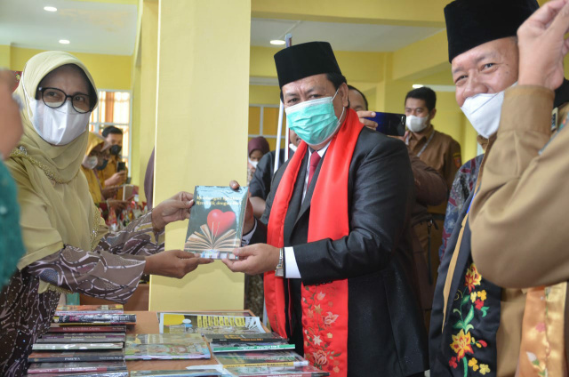Suasana saat Kepala Perpusnas RI melihat buku narasi di stand UMKM Agam