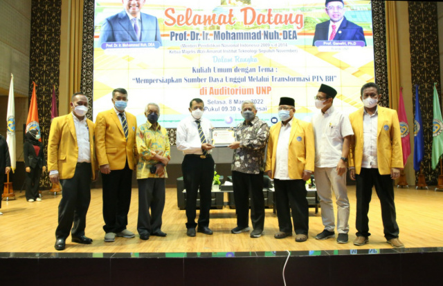 Universitas Negeri Padang (UNP) menggelar kuliah umum dengan menghadirkan Prof. Dr. Mohammad Nuh, DEA yang merupakan Menteri Pendidikan dan Kebudayaan RI 2009-2014 dan juga saat ini adalah Ketua Majelis Wali Amanat (MWA) PTN BH Institut Teknologi Sepuluh 
