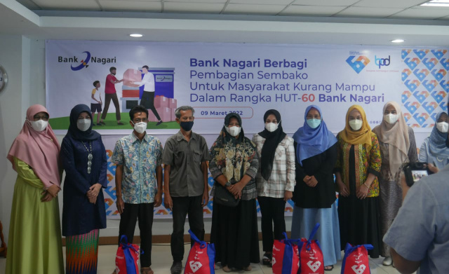 Penyerahan paket sembako secara simbolik kepada warga kelurahan Olo dan Kelurahan Penggambiran Ampalu, Rabu (9/03/2022).