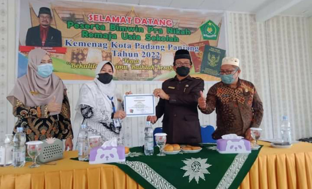 Kemenag) Kota Padang Panjang, Rabu (9/3/2022), menggelar bimbingan Pranikah bagi Remaja Usia Sekolah. Kegiatan tersebut diikuti 57 santri MA KMM Pondok Pesantren Muhammadiyah