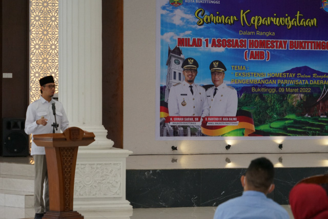Wako Erman Safar saat membuka acara Seminar Kepariwisataan dalam rangka milad pertama Asosiasi Homestay Bukittinggi
