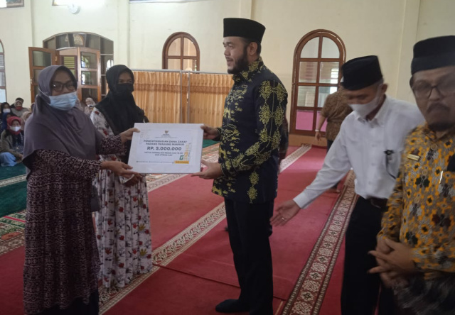 Wako Fadly Amran saat serahkan bantuan program Padang Panjang Makmur diluncurkan Baznas, Kamis (10/3/2022) di mesjid Ashliyah Pasar Usang.