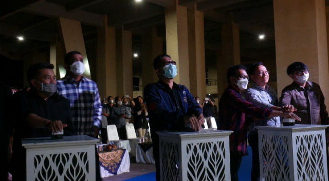 Bank Nagari bersama Pemerintah Kota Padang resmikan tagline "Padang Kota Tercinta" di Pelataran Gedung Budaya Sumatera Barat