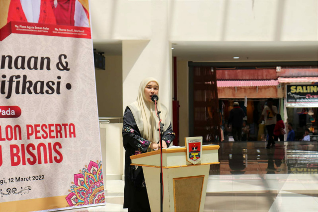 Ketua Dekranasda Kota Bukittinggi, Ny. Fiona Erman Safar saat kegiatan pembinaan dan identifikasi produk UMKM calon peserta Temu Bisnis Tahun 2022