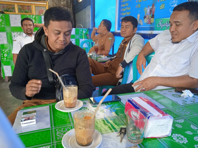 Suasana warga saat menikmati kekezatan Teh Talua Kota Padang Panjang.