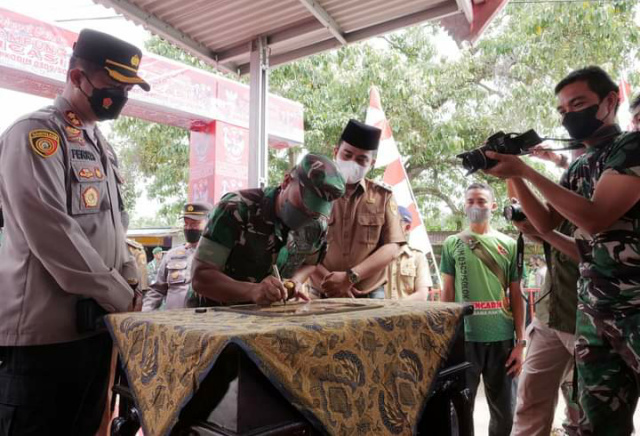 Dandim 0309 Solok Letkol Arm Hendrik Setiawan menandatangani prasasti.