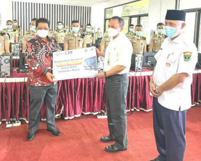 Dirut Kepatuhan Bank Nagari, Restu Wirawan menyerahkan bantuan30 unit komputer secara simbolis kepada Direktur IPDN, Tun Huseno yang disaksikan oleh Gubernur Sumbar, Mahyeldi