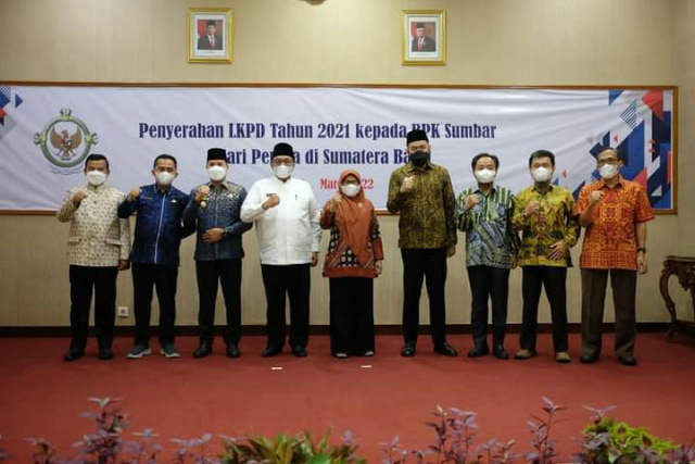 Wako Fadly Amran poto bareng Perwakilan BPK RI Sumatra Barat, Jumat (18/3/2022) usai serahkan LKPD.