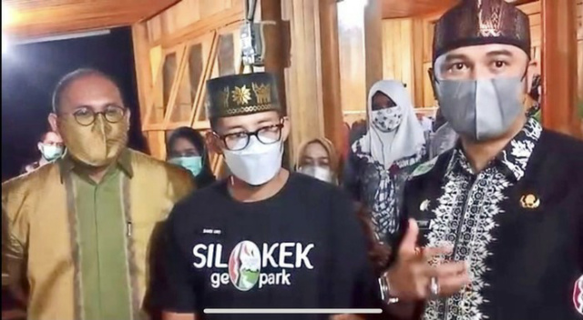 Bupati Sijunjung Benny Dwifa bersama Menparekraf Sandiaga Uno dan Andre Rosiade