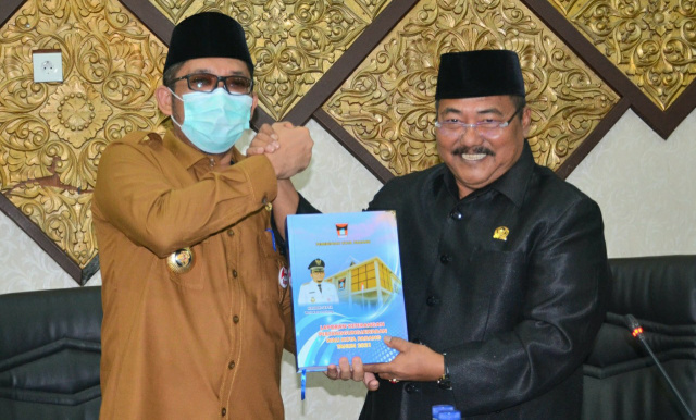 Walikota Padang serahkan LKPJ 2021 kepada Wakil Ketua DPRD Amril Amin.