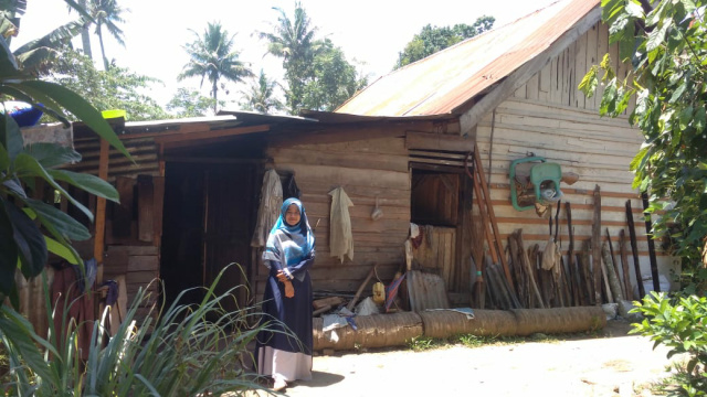 Wilma Agustin, Guru Honorer di depan rumahnya