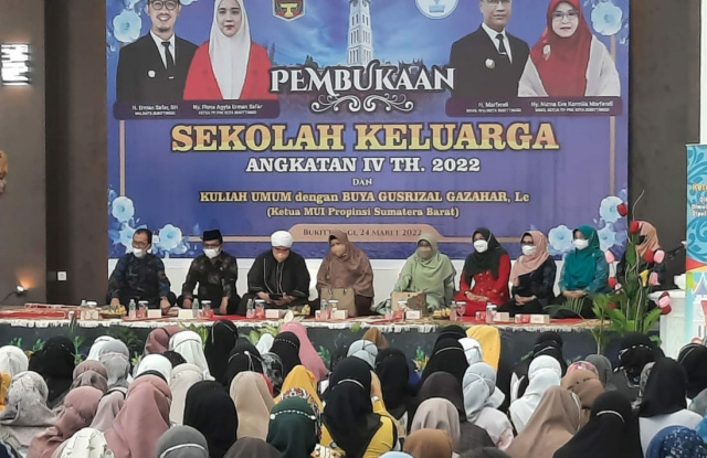 Kepala DP3APPKB Bukittinggi, Tati Yasmar Sekolah Keluarga Angkatan IV Tahun 2022