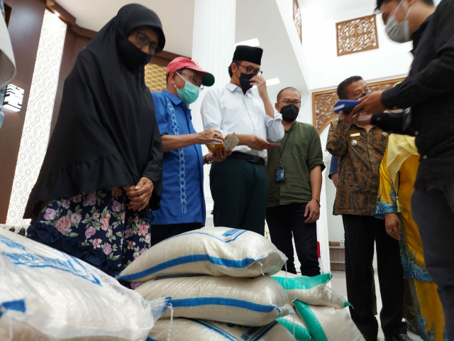 Suasana penyerahan BPNT  program sembako di Kota Bukittinggi, Kamis (24/03/2022).