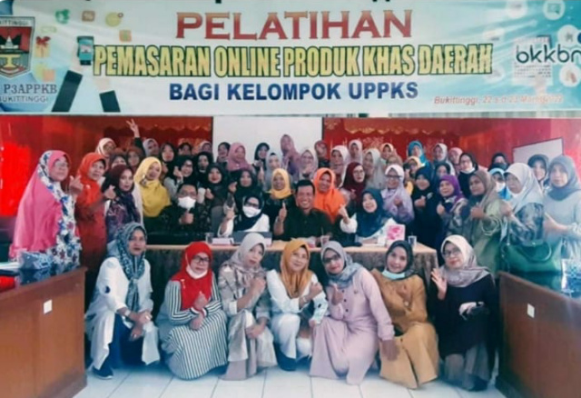 Dinas P3APPKB melaksanakan pelatihan pemasaran produk Khas Daerah