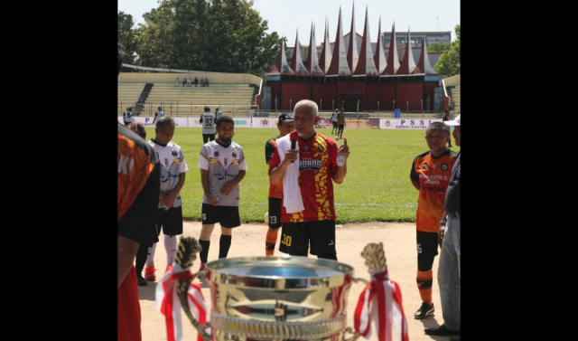 Gubernur Sumatera Barat, Buya Mahyeldi, membuka turnamen sepak bola Minang Old Star (MOS) 20 Indonesia, usia 50 tahun (U-50) di Stadion H. Agus Salim
