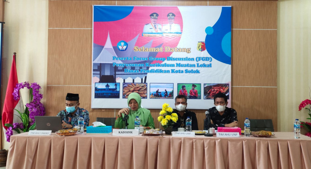 Dari kiri ke kanan, Ketua PSBBSM Dr. Hasanuddin, M. Si., Datuk Tan Patih, Kepala Dinas Pendidikan Kota Solok Dra. Hj. Rosavella, YD., M.M. dan Tim Ahli UNP Dr. Erianjoni, S.Sos., M.Si. dan Dr, Junaidi, S.Pd., M.Pd saat FGD Mulok BSM 26 Maret 2022 di Kota 