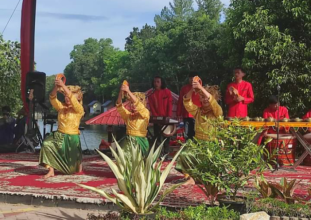 Kesenian tradisionil tengah tampil.