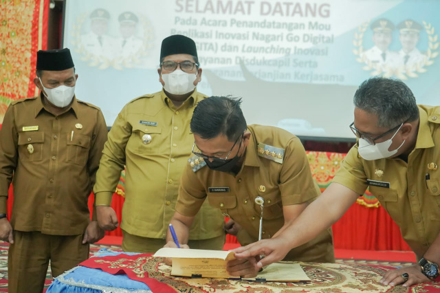 Bupati Solok Selatan H Khairunas melakukan kerjasama dengan penandatanganan Memorandum of Understanding (MoU) dengan Pemkab Padang Pariaman, bertempat di Hall IKK Kantor Bupati Padang Pariaman
