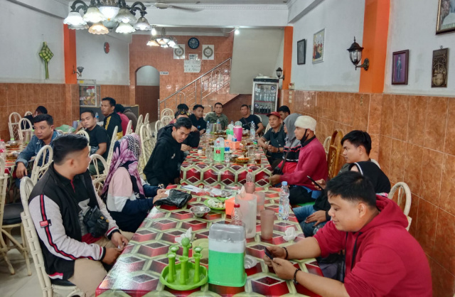 Rombongan Wartawan Bersatu Dharmasraya didampingi langsung kepala Dinas Kominfo Dharmasraya Rovanly Abdams beserta staf lainnya saat istirahat makan di salah satu rumah makan  berada di Toba Sumatera Utara.