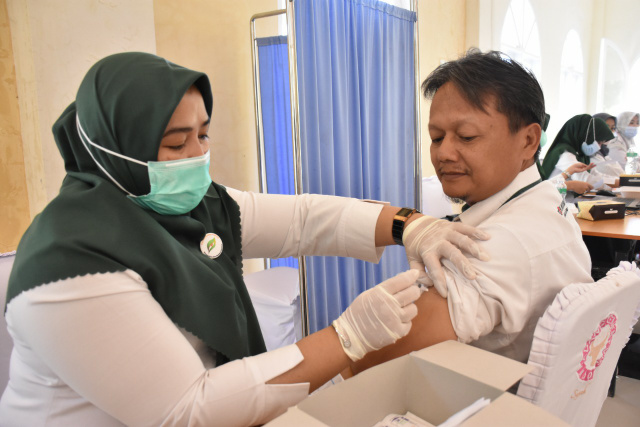 PT Semen Padang kembali menggelar vaksinasi booster untuk karyawan Semen Padang Group dan keluarga. 