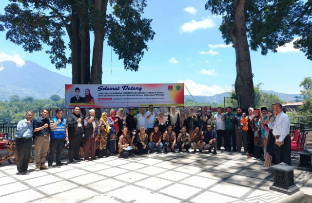 Foto bersama peserta Rapat Kerja Mantapkan Peran LKS untuk Sejahterakan Masyarakat Bukittinggi Rabu (30/03/2022)