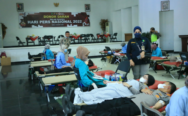 Donor darah yang digelar Polda Sumbar dalam rangka hari pers