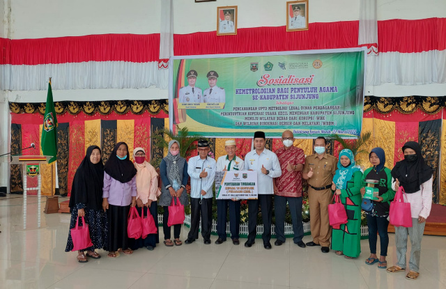 Usai menyerahkan bantuan secara simbolis Wakil Bupati Sijunjung, foto bersama dengan Ketua Baznas dan pedagang penerima bantuan
