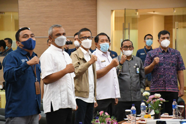 Direktur Utama PT Semen Padang Asri Mukhtar (dua dari kiri), Direktur Operasi, Indrieffouny Indra (tiga dari kiri),  Kepala Dinas Tenaga Kerja dan Perindustrian Padang Dian Fakri (empat dari kiri) serta Faisal Arif (paling kiri), tampak kompak pada acara 