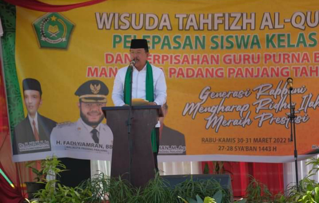 Wawako Asrul saat berikan sambutan di Wisuda Tahfidz siswa MAN. I Padang Panjang, Sabtu (30/3/2022) kemaren.