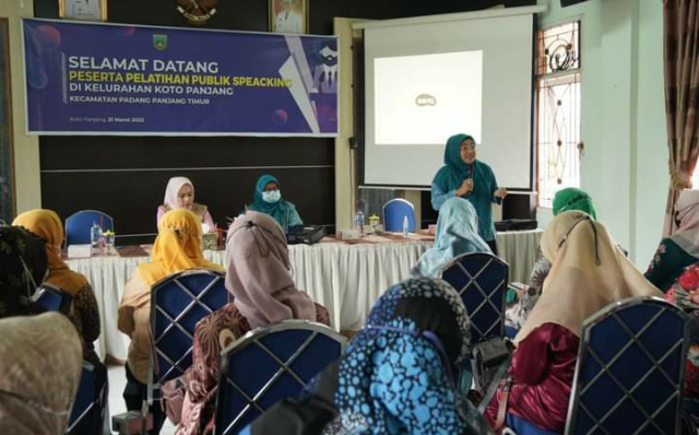 Kader PKK saat ikuti pelatihan public speaking.